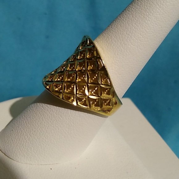 14K Yellow Gold Diamond-Cut Ring - Picture 2 of 8